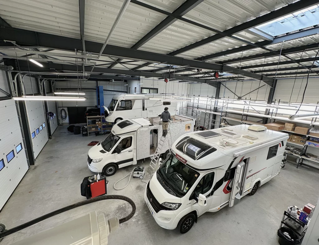 Atelier d’entretien de camping-cars avec technicien en intervention