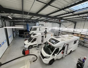 Atelier d’entretien de camping-cars avec technicien en intervention