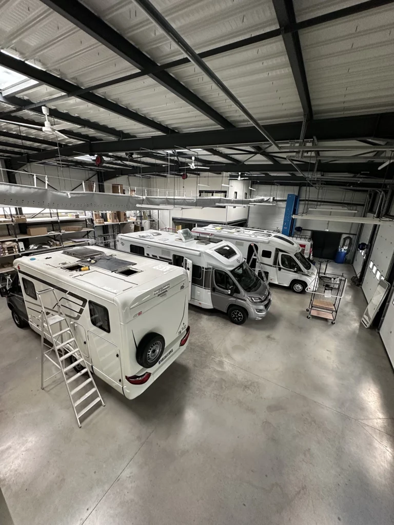 Camping-cars en réparation dans un atelier professionnel spécialisé