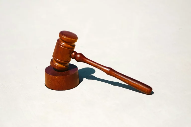 Maillet de juge en bois posé sur une surface claire